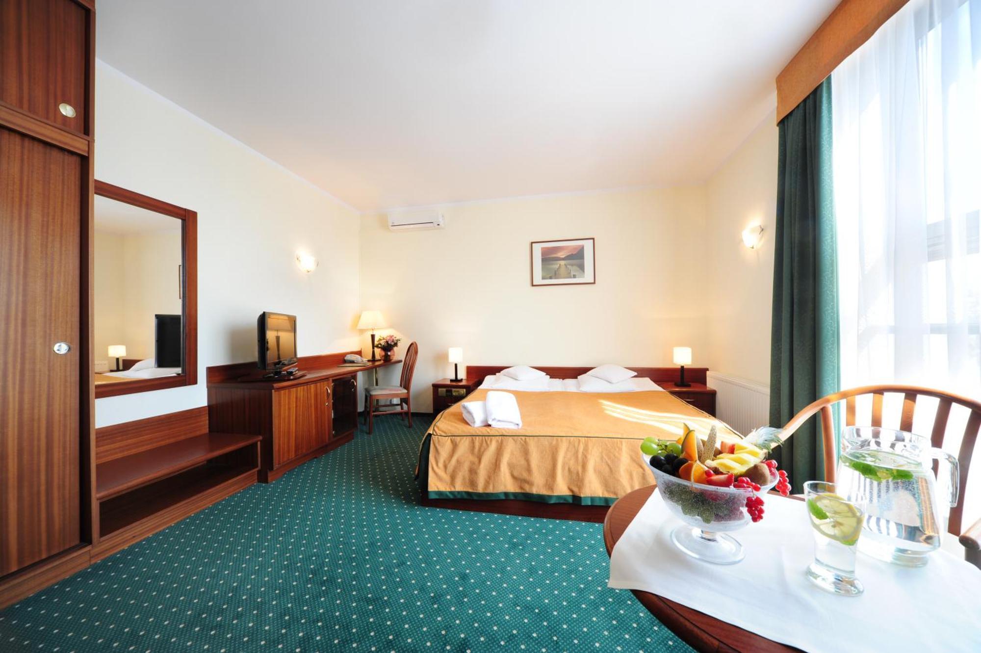 Hotel T&T Познань Экстерьер фото